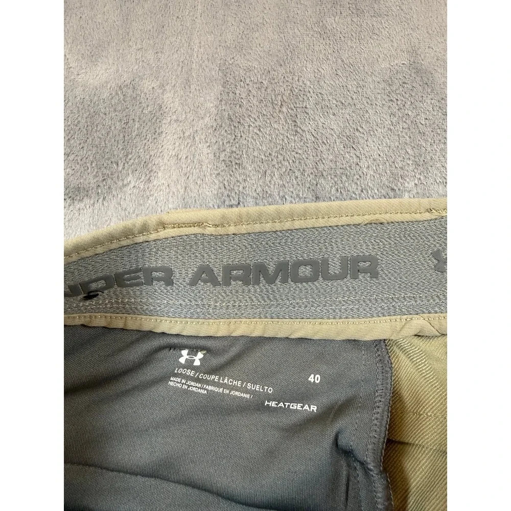 Under Armour Men's HeatGear Loose Fit Flat Front Tan Shorts Size 40 Golf Casual